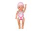 Babypop in roze zwempak en badmuts, met één arm omhoog.
