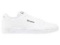 Witte lage sneakers met veters en logo's aan de zijkant en achterkant.