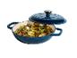 Blauwe braadpan met deksel, gevuld met gebakken aardappelen, champignons en lente-uitjes.