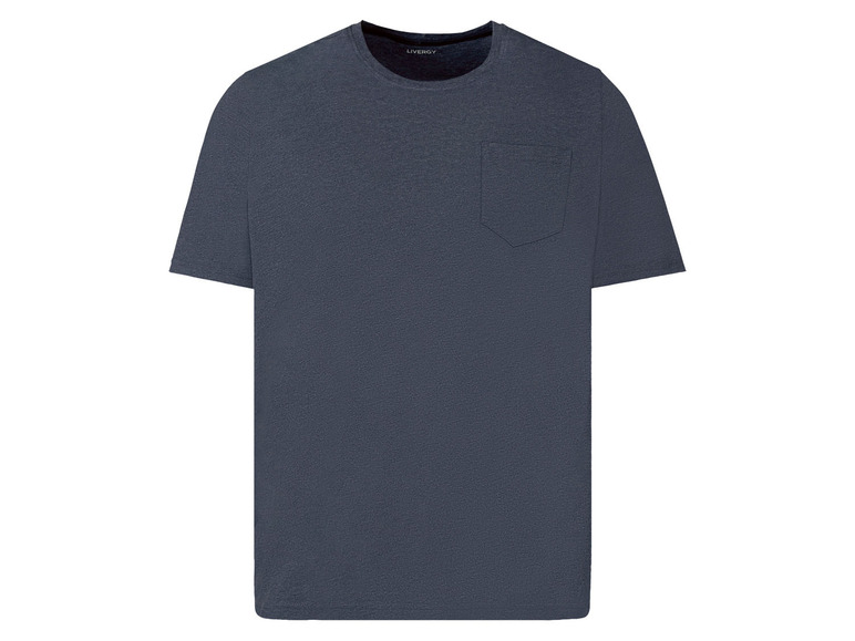 Een donkerblauw t-shirt met korte mouwen en een borstzak.