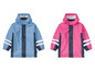 Twee regenjassen voor kinderen, één blauw en één roze.