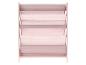 Roze boekenrek met stoffen planken in roze en beige tinten.
