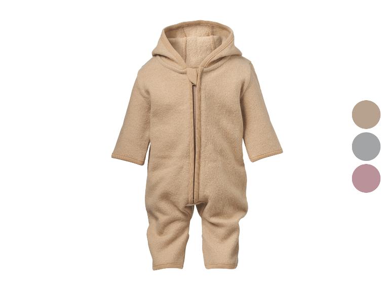 Beige baby jumpsuit met capuchon en rits, getoond met kleurstalen.