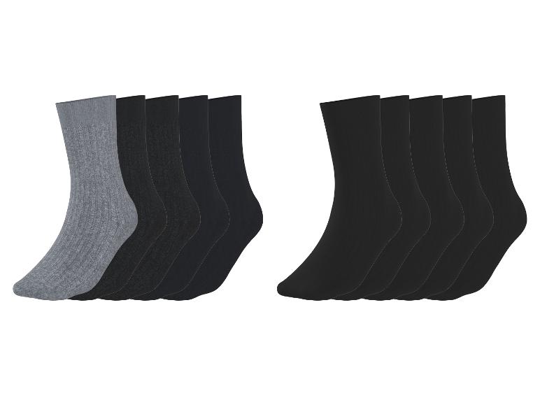 Tien sokken, vijf grijze en vijf zwarte, gerangschikt in twee groepen.