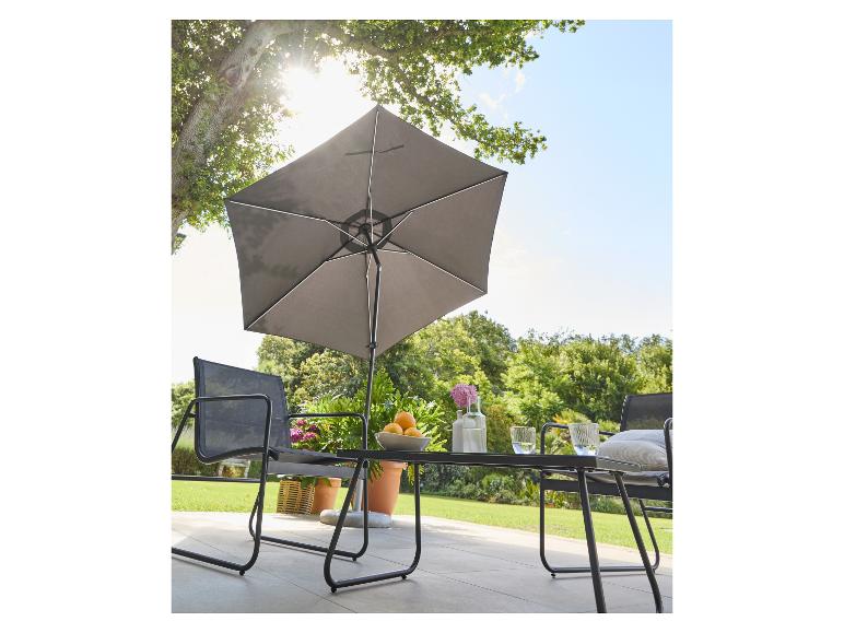 Tuinmeubilair met parasol, tafel en stoelen op een zonnig terras.