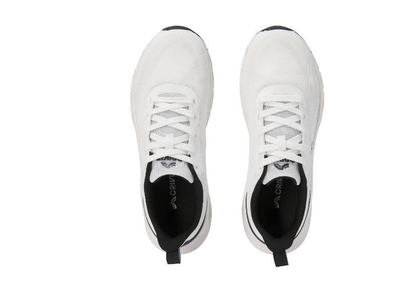 Een paar witte sportschoenen met zwarte details, van bovenaf gezien.