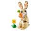 LEGO konijn van bouwstenen, met een wortel en een bloem.
