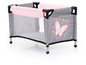 Een grijs babybedje met roze details en een vlinderprint.