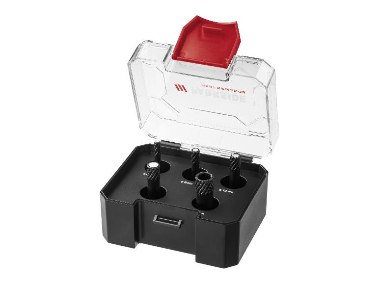 Boorset in zwarte doos met transparant rood deksel
