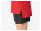 Rood shirt en zwarte sport shorts.