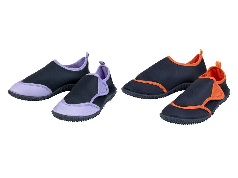 Zwarte waterschoenen met lila en oranje details.