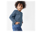 Kind in donkerblauw shirt en jeans.
