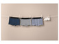 Drie verschillende boxershorts hangen aan een waslijn.