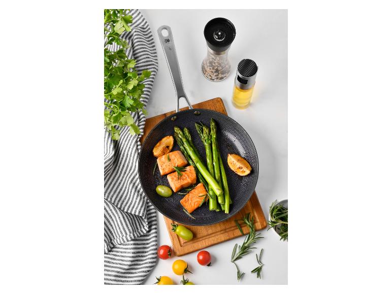 Zalm, asperges en koekenpan.