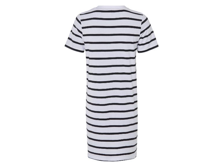 Een wit-zwarte gestreepte jurk met korte mouwen.