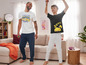 Twee mannen in pyjama's met Minion en Pikachu print.