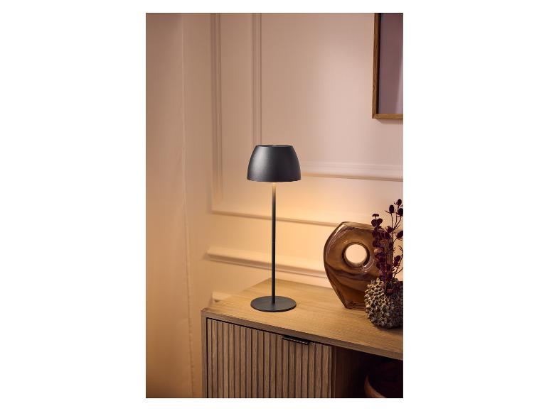 LIVARNO home LED-accutafellamp op een houten dressoir.