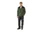 Man in groen fleecejack en zwarte werkbroek.