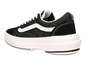 Zwarte Vans Old Skool sneakers met witte zool.