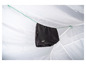 Een zwarte broek hangt aan een touw in een witte tent.