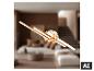Moderne plafondlamp met lineaire houten elementen, die een woonkamer verlicht.