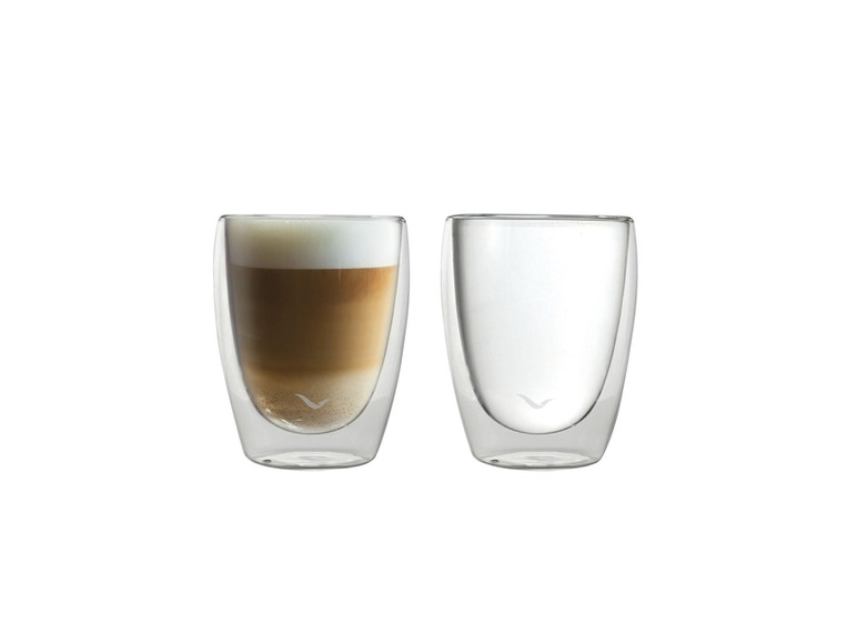 Twee glazen met latte macchiato en een leeg glas