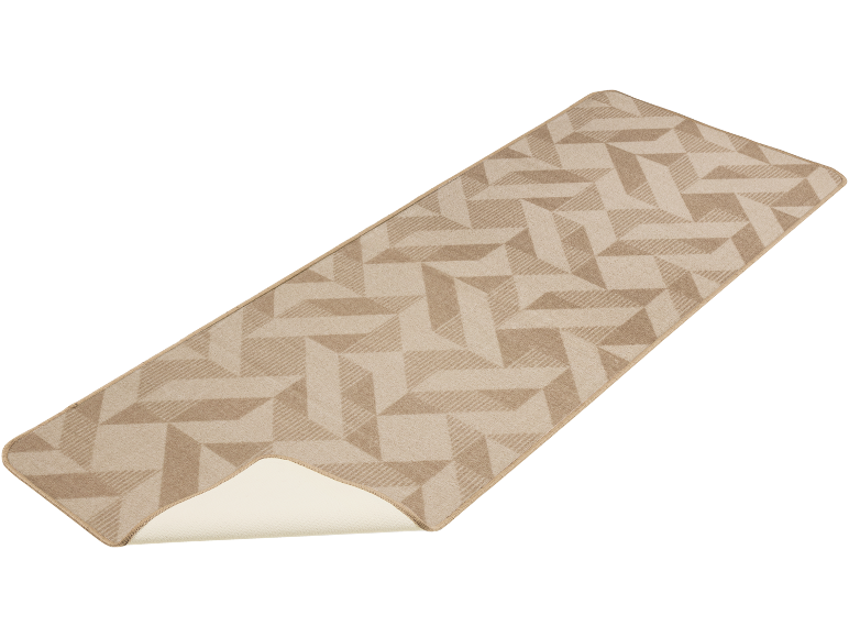 Beige loper met geometrisch patroon, deels opgerold om de achterkant te tonen.