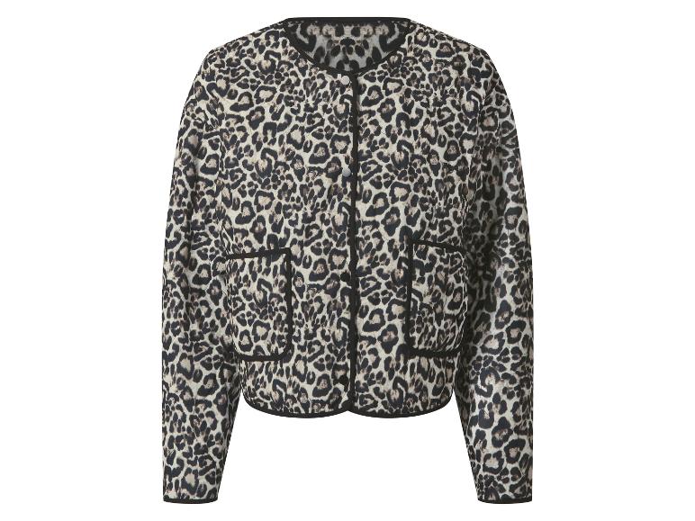 Jas met luipaardprint en zwarte biezen.