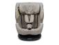 Beige kinderautostoel met harnas en zwarte basis, gewatteerd patroon op de hoofdsteun.