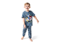 Lachende jongen in Paw Patrol pyjama.