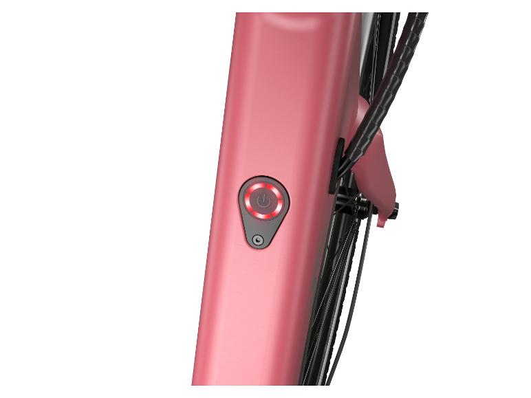 Een roze elektrische fiets met een rode aan/uit-knop.
