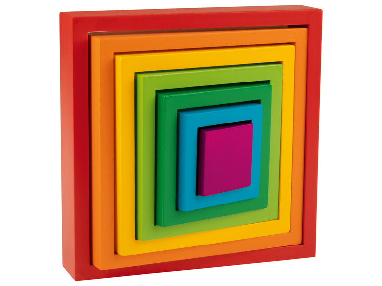 Een stapel kleurrijke houten blokken in de vorm van een regenboog.