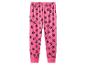 Roze kinderbroek met pootafdrukken.