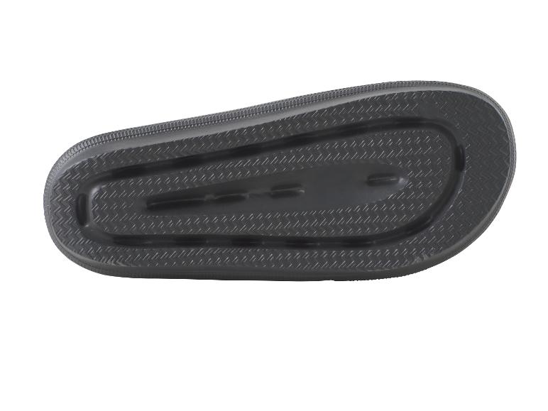 Zwarte rubberen zool van een slipper met antisliptextuur