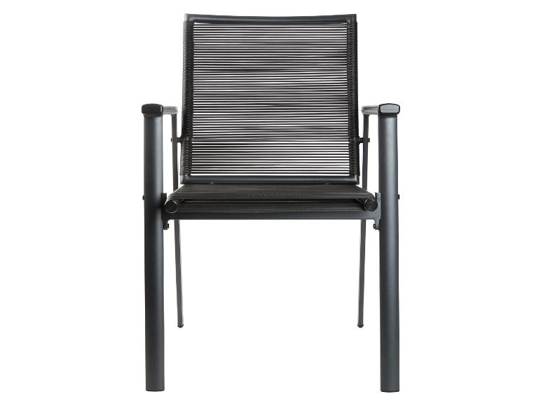 Een zwarte stoel met een gevlochten rugleuning.