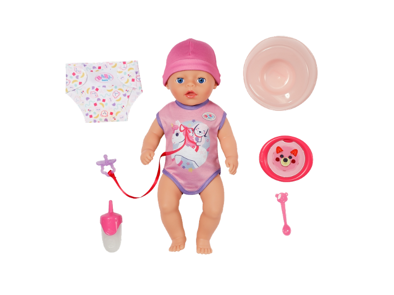 Pop met roze muts en kleding, luier, potje, fopspeen, flesje en lepel.