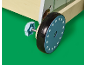 Close-up van een houten loopwagenwiel met een lichtblauwe verstelknop.