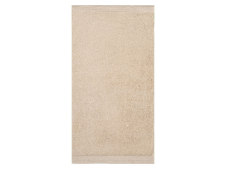 Een beige badhanddoek.
