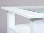 Witte salontafel met glazen blad.