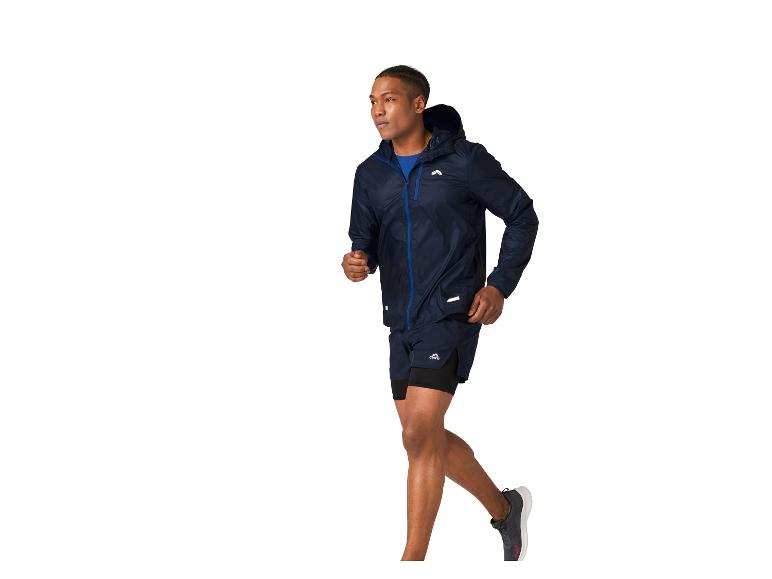 Man in Crivit jack en shorts aan het rennen.