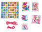 Een set met kralen, stickers en elastiek om armbandjes te maken.