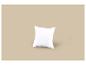 Wit kussen met golvend stikselpatroon op een beige achtergrond.