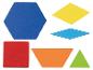 Kleurrijke houten geometrische vormen: blauwe zeshoek, gele en blauwe ruiten, rood vierkant, oranje trapezium en groene driehoek.
