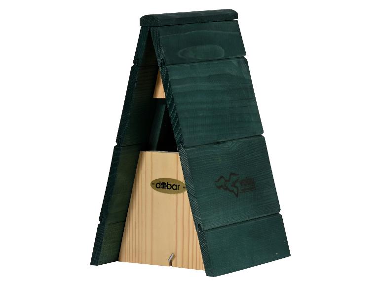 Groen houten insectenhotel met een natuurlijk houten interieur, A-frame vormig.