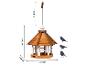 Houten vogelvoederhuisje met dak, opgehangen aan een touw, met afmetingen en vogelsilhouetten.