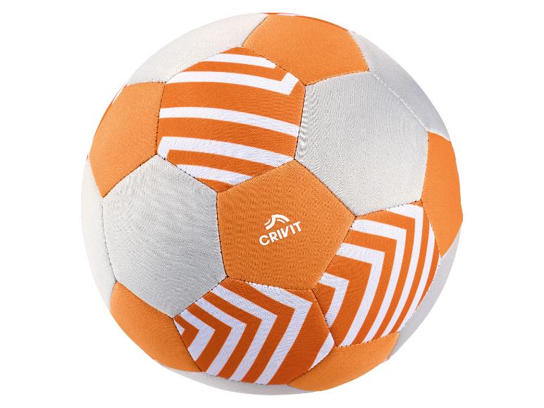 Oranje en witte voetbal met geometrische patronen