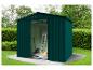 Groene metalen tuinschuur met open deur, schop, ladder en een krat appels.