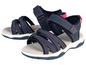 Twee paar blauwe sandalen met roze stiksels.