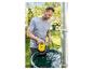 Man plaatst gele pomp in regenton in de tuin.