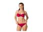 Vrouw in rode geribbelde bikini met bandeau top en bikinibroekje.